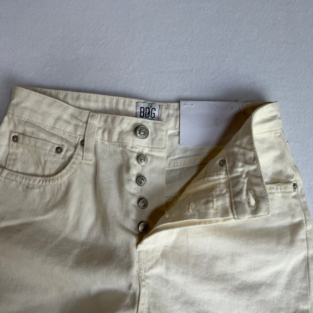 BDG Urban Outfitters 90s Long Inseam Short Cream Denim Womens Size 29 NWT